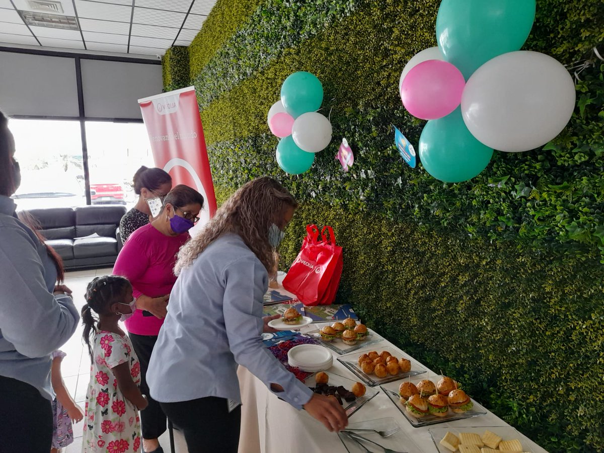 Veolia_Panama's tweet photo. En Veolia Panamá celebramos la "Semana del Servicio" Arrancamos la semana compartiendo con nuestros mejores aliados; nuestra comunidad, nuestros clientes🙌🫂

Acércate y vive la experiencia de ser un renovador por el Distrito de La Chorrera 💚💛
@alchorrera https://t.co/rp0LqHxl8U