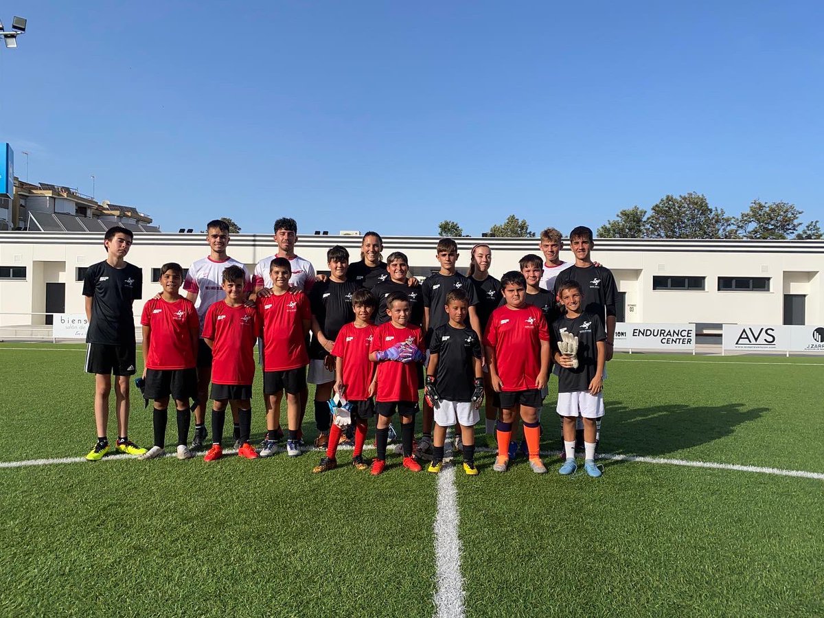 Sara1Serrat's tweet photo. ESCUELA DE VERANO || 📸

No tuve esa suerte. Cuando yo tenía su edad, no existían en Huelva escuelas de porter@s, ni eventos. 🥲

Era una realidad que hacía falta. Llevo 7 años trabajando con este proyecto y cada vez, somos más. 👏🏽

Seguimos volando hacia nuestros sueños 🚀 https://t.co/MVd2LeIVHo