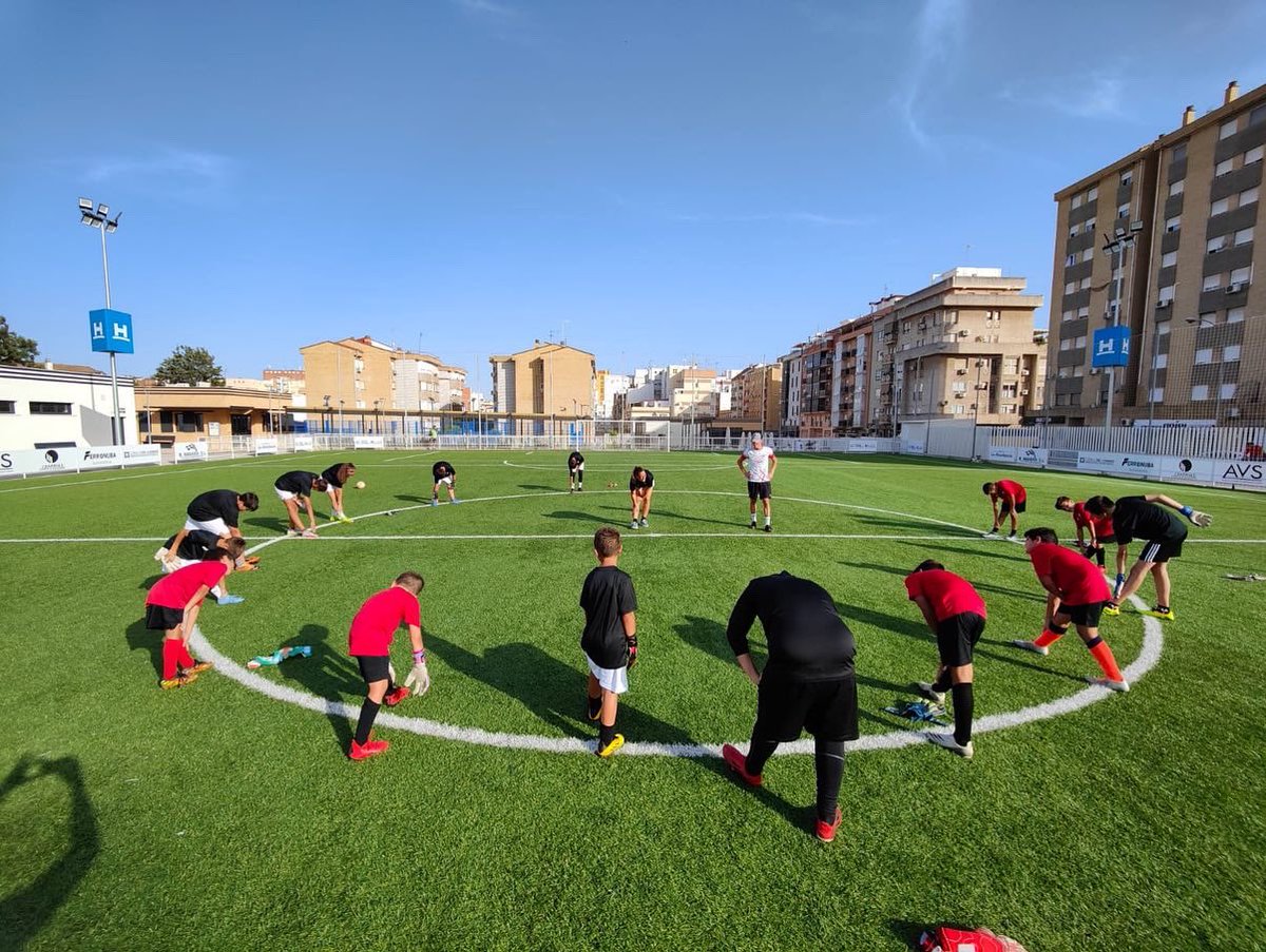 Sara1Serrat's tweet photo. ESCUELA DE VERANO || 📸

No tuve esa suerte. Cuando yo tenía su edad, no existían en Huelva escuelas de porter@s, ni eventos. 🥲

Era una realidad que hacía falta. Llevo 7 años trabajando con este proyecto y cada vez, somos más. 👏🏽

Seguimos volando hacia nuestros sueños 🚀 https://t.co/MVd2LeIVHo