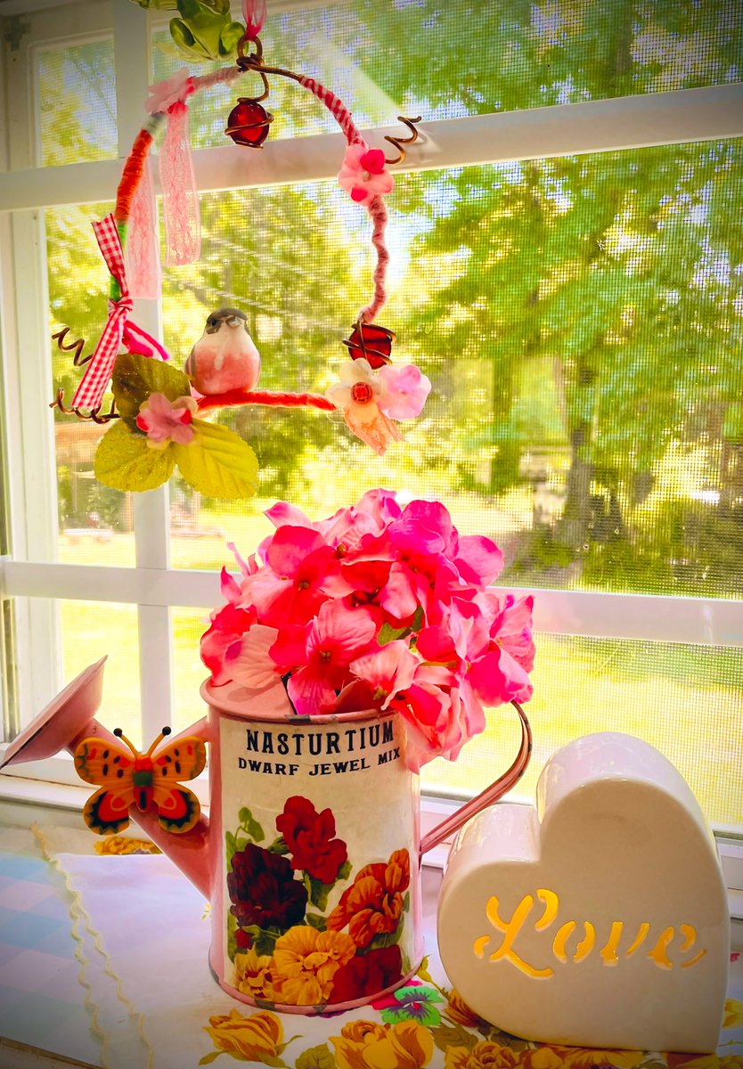 Astrabel1's tweet photo. Pretty seed packages #decoupaged on a wood block &
watering can #DIY https://t.co/H8SkmGNdP4