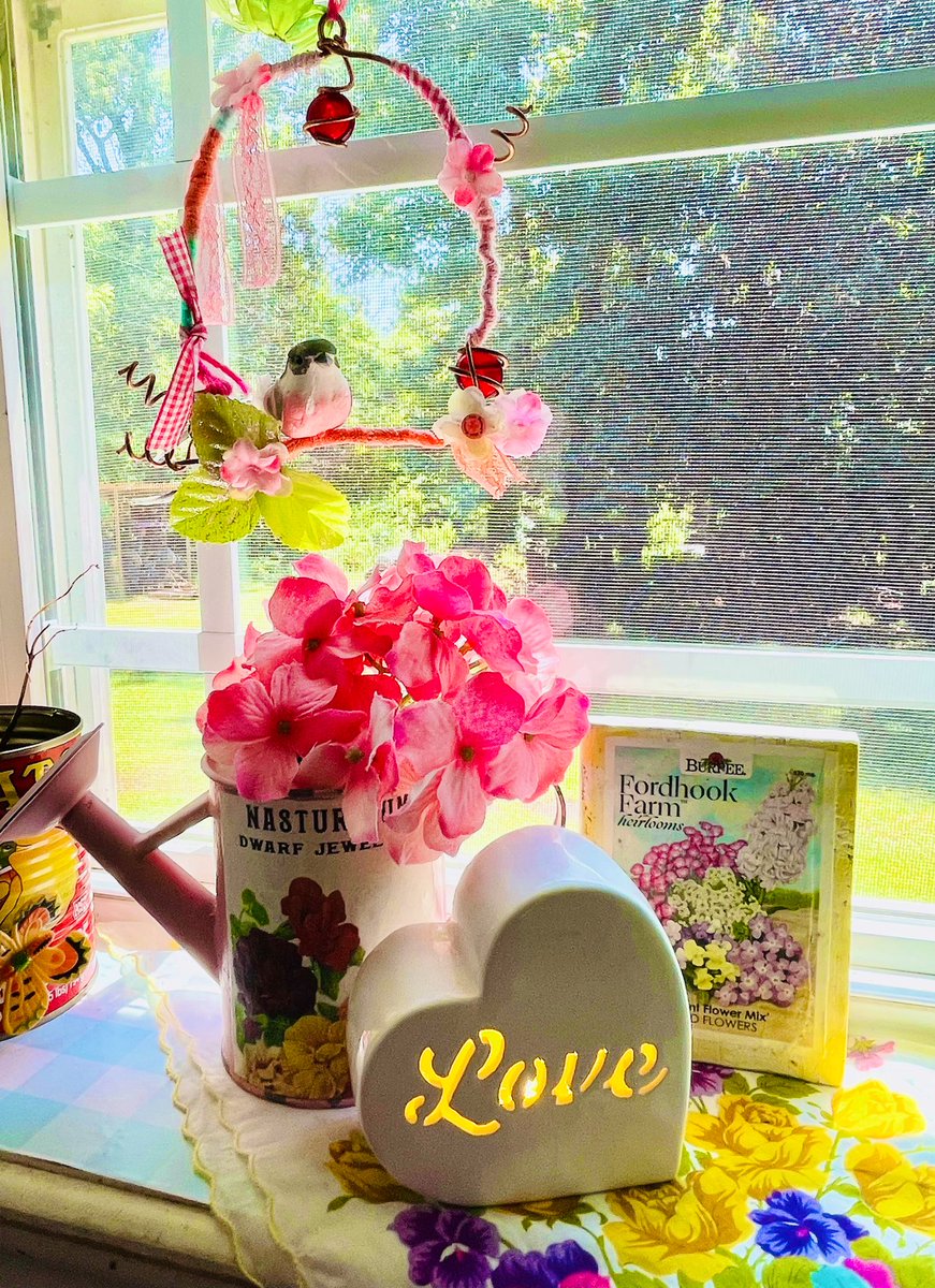 Astrabel1's tweet photo. Pretty seed packages #decoupaged on a wood block &
watering can #DIY https://t.co/H8SkmGNdP4