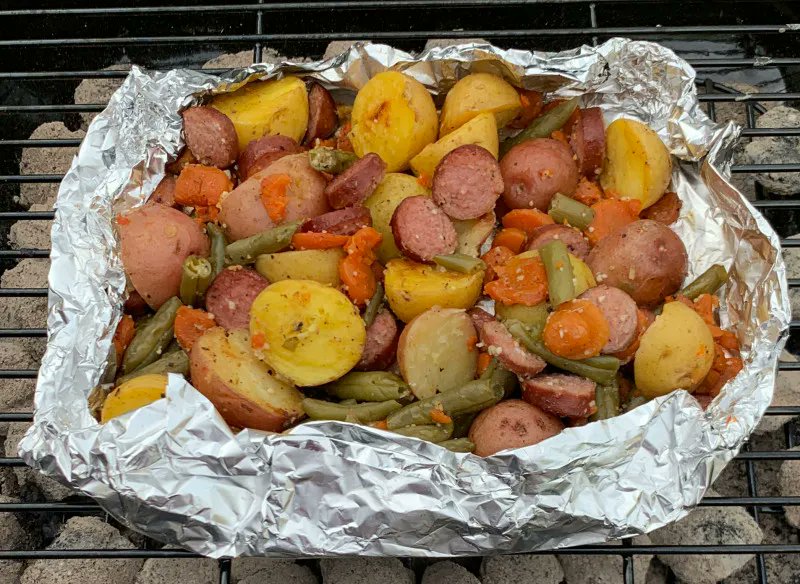 EmilyReviewsCom's tweet photo. Want something new to try for dinner? This smoked sausage &amp; fingerling potatoes foil packet is so good to throw on the grill during the summer. #grillrecipes #grilling #hobopie #foilpack #smokedsausagerecipe #littlepotatoes https://t.co/r8e8O0SoUM https://t.co/QlwPwOn3MI