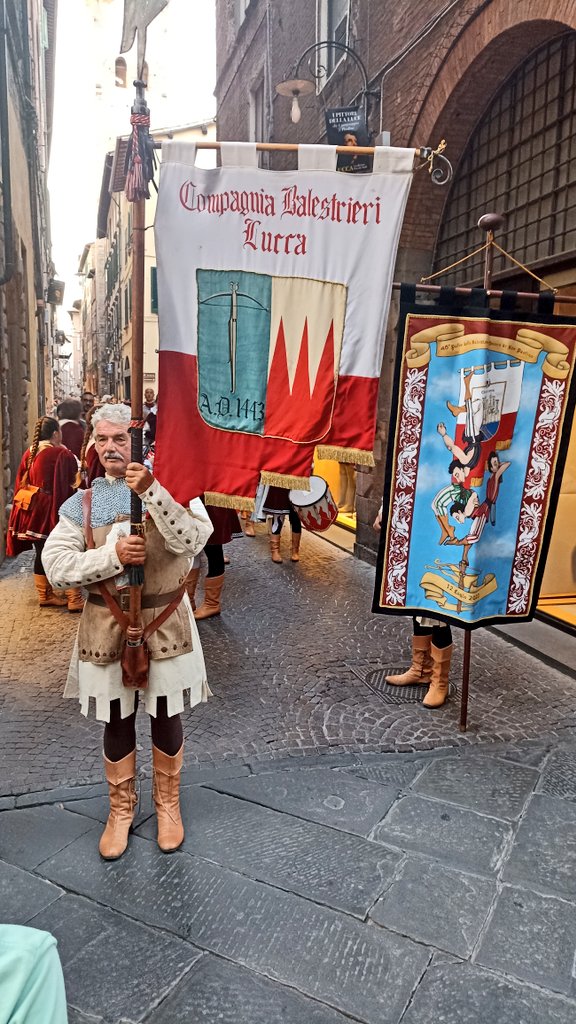Lucre_PB's tweet photo. Mañana es el día de San Paolino, patrono de la ciudad de Lucca, y hoy se llevó a cabo el desfile de las Contrade, que mañana se enfrentan por el Palio en una competencia de Ballesteros. #Lucca #Toscana https://t.co/KXkgEVSTj2