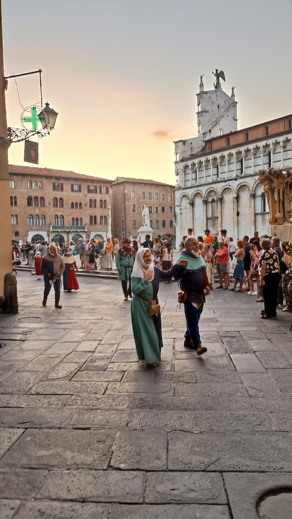 Lucre_PB's tweet photo. Mañana es el día de San Paolino, patrono de la ciudad de Lucca, y hoy se llevó a cabo el desfile de las Contrade, que mañana se enfrentan por el Palio en una competencia de Ballesteros. #Lucca #Toscana https://t.co/KXkgEVSTj2