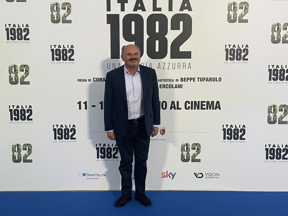 Museo_MAXXI's tweet photo. Tanti ospiti stasera #alMAXXI per la proiezione del documentario #Italia1982 - una storia azzurra, il racconto inedito dei retroscena del mondiale che ha reso la nostra nazionale un mito ineguagliato https://t.co/mfDkJ4wyLt