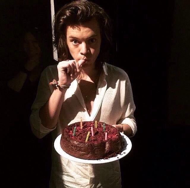 phhlovebot's tweet photo. it’s my birthday so of course i had to find phh with cake haha i’ll pretend it’s for me :)))) https://t.co/xGrvAzWIdU