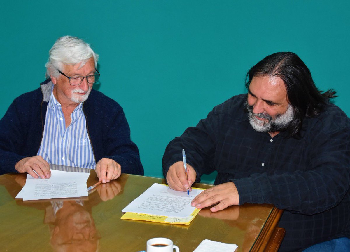 RobiBaradel's tweet photo. Es una alegría visitar Tres Lomas y firmar con el intendente Jorge Carrera un convenio para que afiliados de la CTA puedan construir su casa propia.
Trabajamos con la mirada puesta en garantizar derechos como el acceso a la vivienda para que las y los trabajadores vivan mejor. https://t.co/VPON09mDup