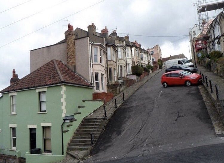 WeirdBristol's tweet image. In 2017 a long standing #Bristol rumour was proven to be true. Vale Street in Totterdown was officially declared the steepest residential street in England. It has an average incline of 22 degrees. Cars have to be parked diagonally to prevent them from rolling down the hill.