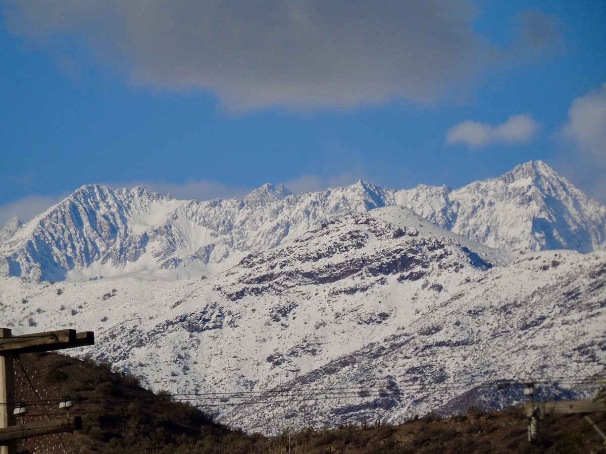 Cerro Mocoén y Campos del Gloria desde la ciudad de Los Andes