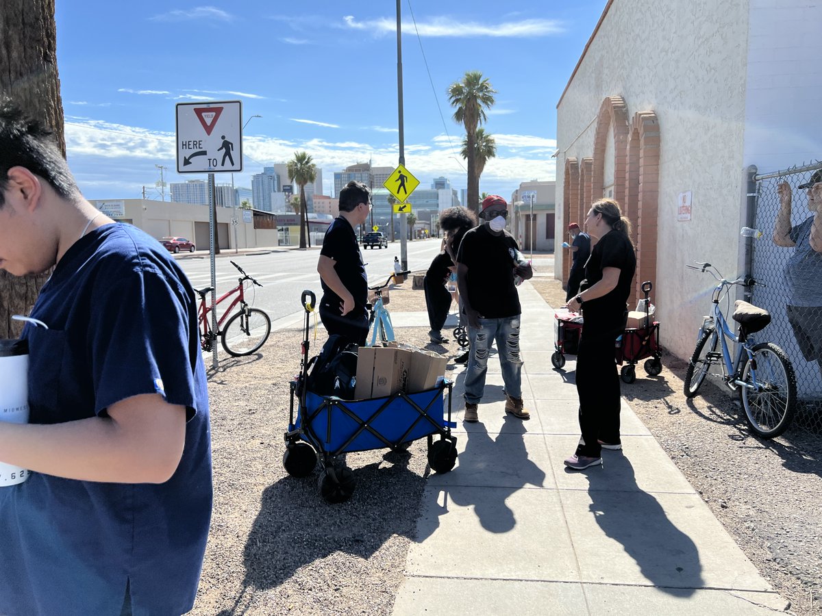 StreetMedPhx's tweet photo. Yesterday @StreetMedPhx hosted a 2:1 #StreetRun starting the AM @ GraceLutheran #Church &amp; finishing outside the @HSCPhx. Big shout out 2 all our #volunteers &amp; #partners like @HeatReadyPHX donating #heatrespite supplies during #Phoenix's hot #summer months.

We❤️our community! https://t.co/6Ff5zF0p6B