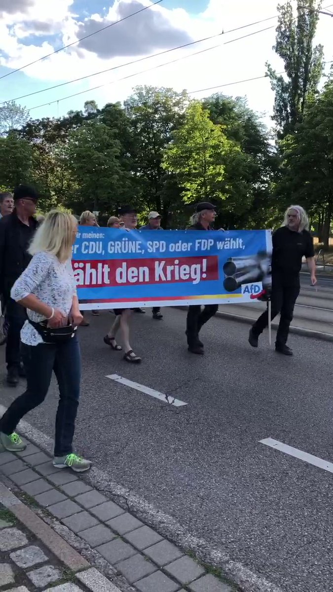 KonLex09's tweet photo. #pandemieleugner #afd
#dd1107 2022

Ein blaues Transparent der AfD, unten der schwarz-weiß-rote Balken links und rechts die Träger auf einer  Dresdner Straße, auf dem Transparent die Aufschrift: "Wir meinen: Wer CDU, GRÜNE, SPD oder FDP wählt, wählt den Krieg!" https://t.co/odX3AjsNUy