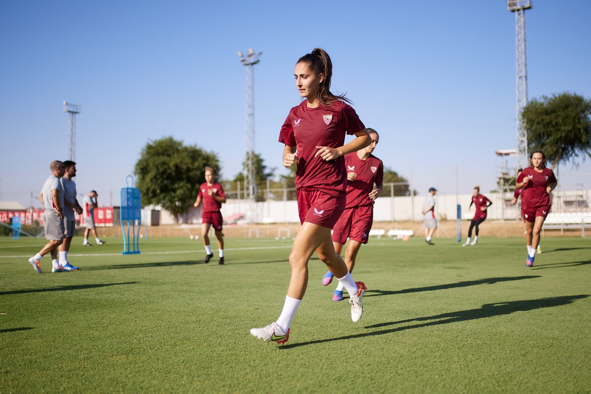 SevillaFC_Fem's tweet photo. 📸 𝐎𝐭𝐫𝐚 𝐯𝐞𝐳, 𝐦𝐢 𝐒𝐞𝐯𝐢𝐥𝐥𝐚... ⚽️⚪️🔴

Os ofrecemos algunas imágenes del primer entrenamiento del #SevillaFCFem en esta pretemporada. 😉🔝

#WeareSevilla #NuncaTeRindas https://t.co/U19C8VUPEI