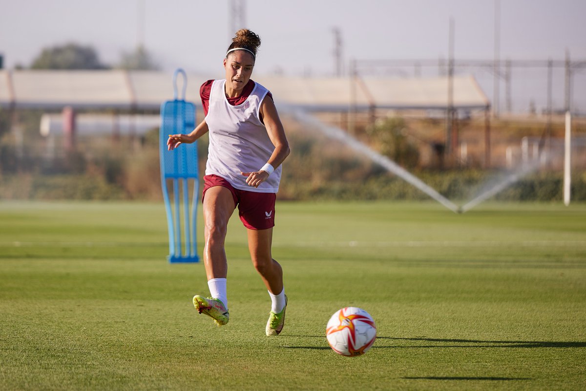 SevillaFC_Fem's tweet photo. 📸 𝐎𝐭𝐫𝐚 𝐯𝐞𝐳, 𝐦𝐢 𝐒𝐞𝐯𝐢𝐥𝐥𝐚... ⚽️⚪️🔴

Os ofrecemos algunas imágenes del primer entrenamiento del #SevillaFCFem en esta pretemporada. 😉🔝

#WeareSevilla #NuncaTeRindas https://t.co/U19C8VUPEI