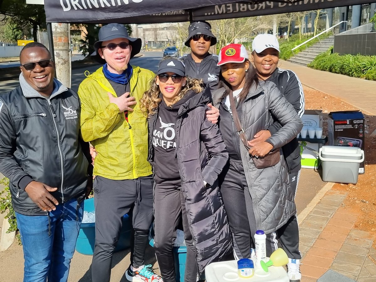 premeditatedgal's tweet photo. #WeekendShandis #AwesomeThreesome Manoni waterpoint duties. With the original #skippasamanyora https://t.co/Foby3hiHX8