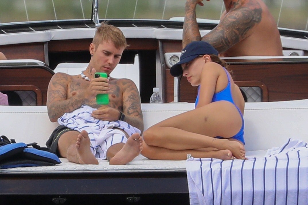 bieberjauregui_'s tweet photo. hailey bieber cómo se siente vivir mi sueño? https://t.co/7e5dauiAIn