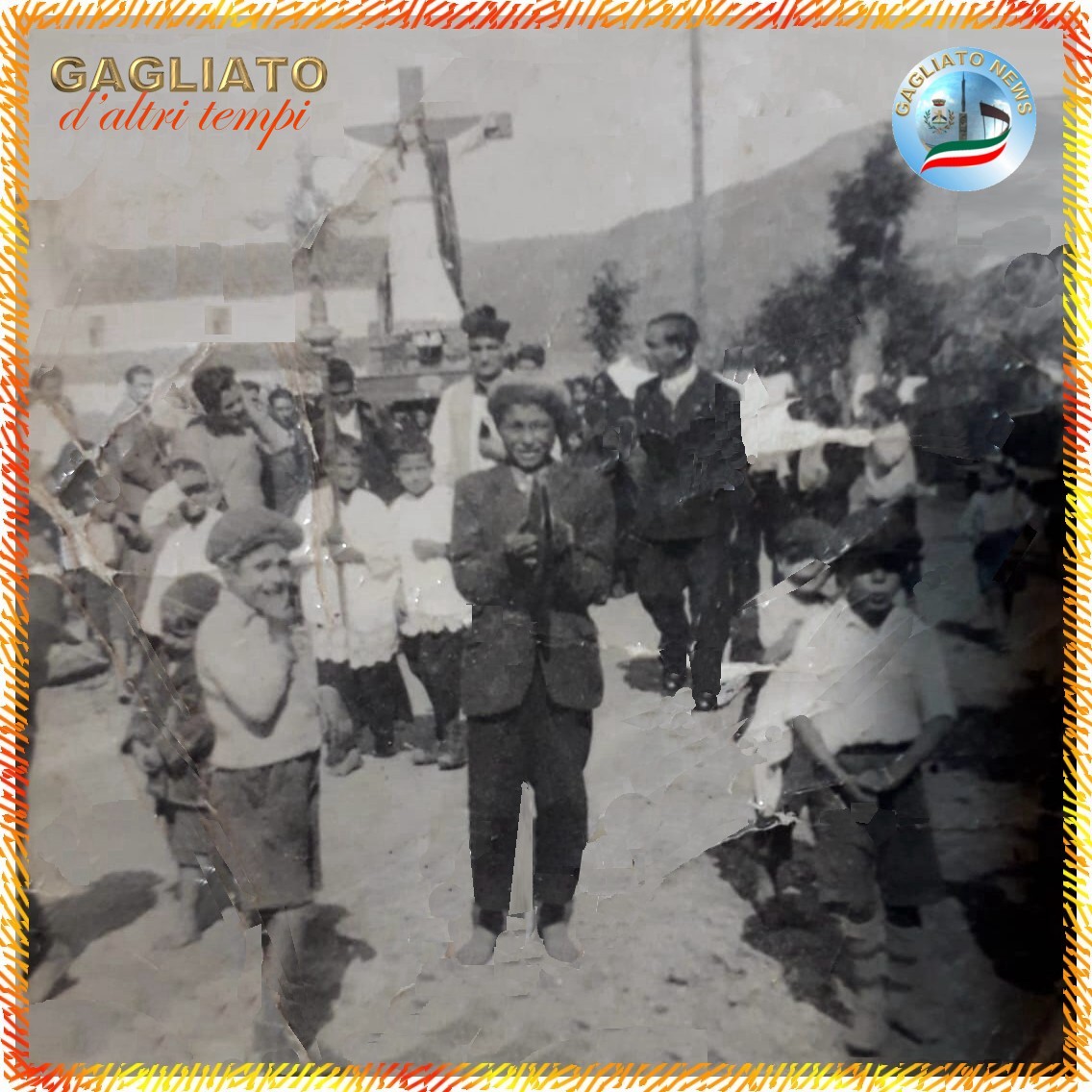 GagliatoNews's tweet photo. #Gagliato d'altri Tempi ⏳ Processione di #SantaLiberata, svoltasi negli anni '40 e mai più riproposta.
✔ Riconoscibili nella foto: l'Arciprete Don Emanuele #Calabretta e - alla sua sinistra - il Prof. Grazio #Pitaro.
📷 Un prezioso "reperto" fotografico di oltre 80 anni fa. https://t.co/TeqtroQSMj