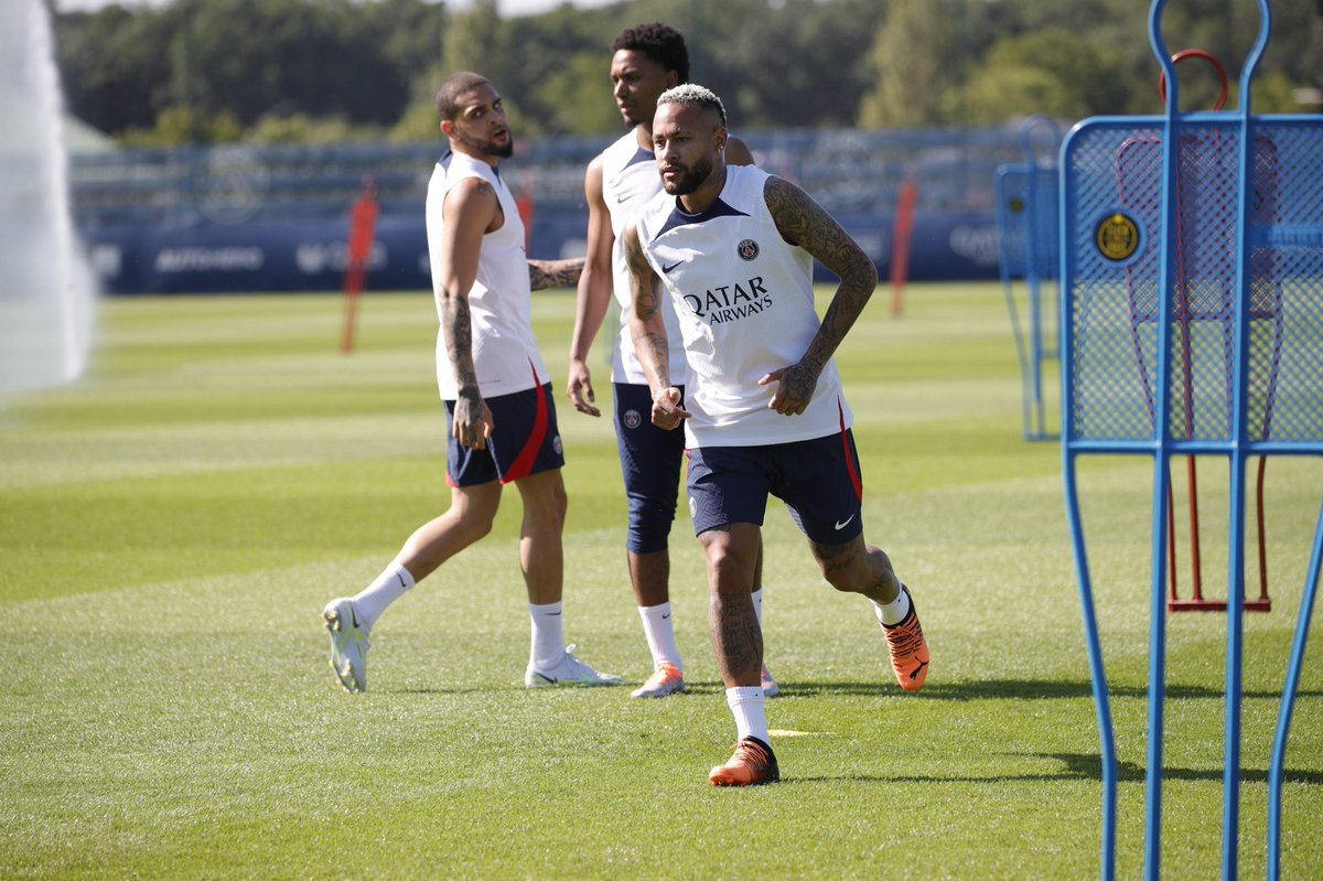 Neymar_Side's tweet photo. 🏋‍♂️ Neymar est arrivé 1 heure et demi avant l'entraînement du jour pour s'entraîner aux coup-francs et à la finition

⚽️ Il était le "premier arrivé et le dernier à partir" d'après un membre du club

👉 Ney est vraiment déterminé à faire la meilleur saison de sa carrière ! https://t.co/YMX9LqC2E9