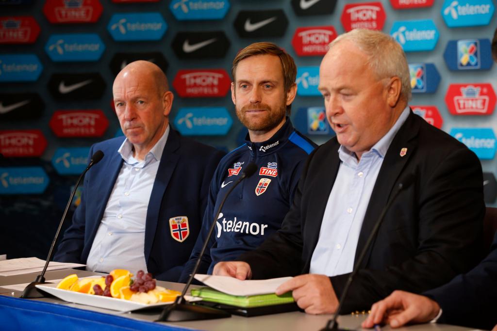 ...at  <a href="/martin_sjogren/">Martin Sjögren</a> og Jacobson har kontrakt til etter mesterskapet i 2023. Forlengelsen kommer etter forrige stortap mot Nederland og tre tap på rad for det norske landslaget. Hvorfor <a href="/Lisekla/">Lise K.</a> ? Gi hele gutteklubben sparken, takk. #WEURO2022 #engnor