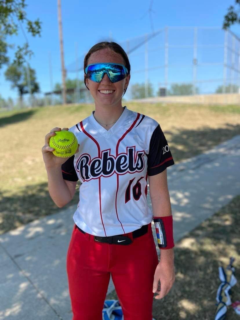 Bryn smashed one over the weekend! 💣💪🏻😎 
Her mom was last seen chasing a 🥎 down Lee’s Summit Road! 👀 🏃‍♀️😅
<a href="/SoftballValley/">MVC Softball</a>