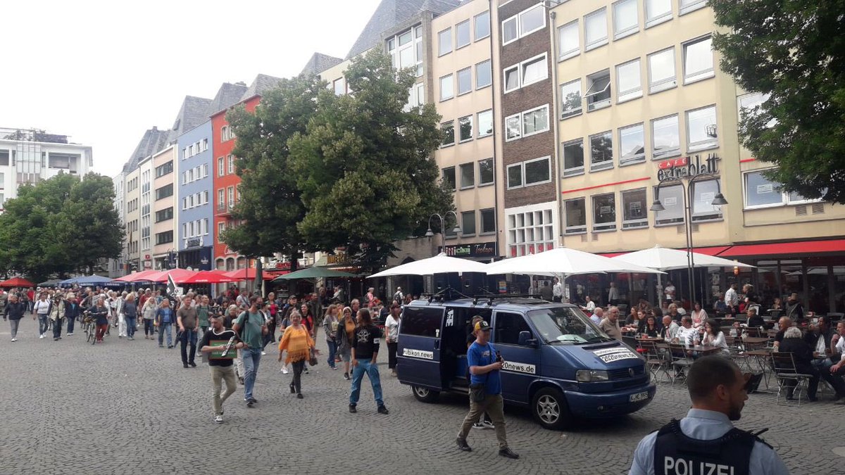 LoveGuerillero's tweet photo. 🖤❤️#Köln #k1107 Montagsschwurbel #NachDenRechtenSehen https://t.co/q8qNRKEcXA