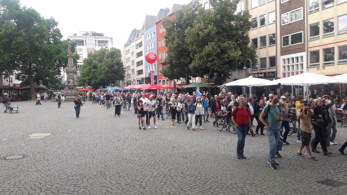 LoveGuerillero's tweet photo. 🖤❤️#Köln #k1107 Montagsschwurbel #NachDenRechtenSehen https://t.co/q8qNRKEcXA
