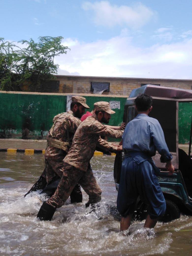 _fa_ri_786's tweet photo. Pakistani army personnel arrived in Karachi and surrounding areas to clear the flooded streets and help the stranded citizens. May Allah help these young people and have mercy on the citizens.
#loveforpakarmy https://t.co/Yf5MDe91Nh