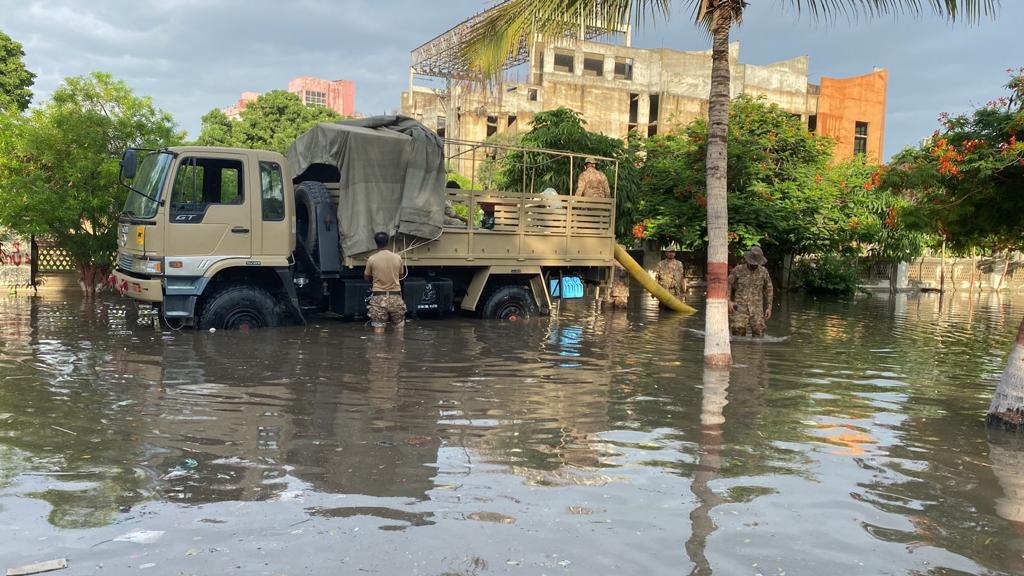 _fa_ri_786's tweet photo. Pakistani army personnel arrived in Karachi and surrounding areas to clear the flooded streets and help the stranded citizens. May Allah help these young people and have mercy on the citizens.
#loveforpakarmy https://t.co/Yf5MDe91Nh