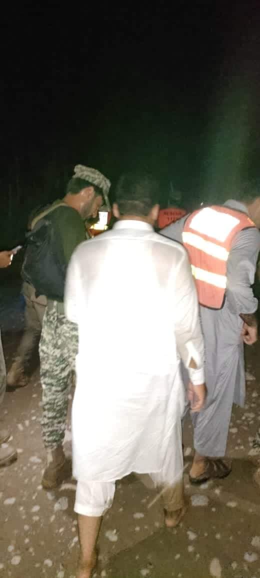 _fa_ri_786's tweet photo. Pakistani army personnel arrived in Karachi and surrounding areas to clear the flooded streets and help the stranded citizens. May Allah help these young people and have mercy on the citizens.
#loveforpakarmy https://t.co/Yf5MDe91Nh