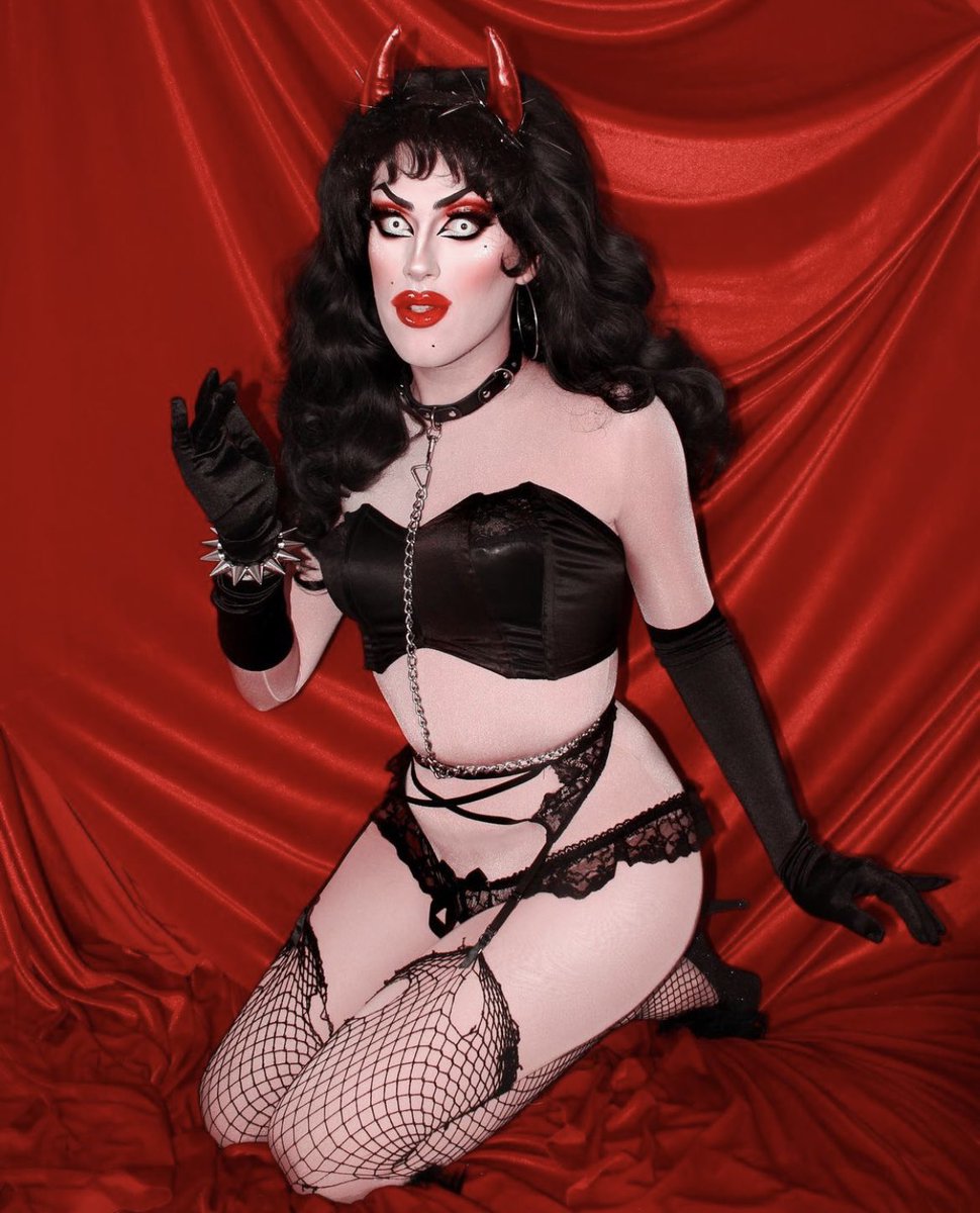 bIuewithin's tweet photo. shoutout to evil ladies in black lingerie gotta be one of my fav genders https://t.co/1y12d9ZiyV