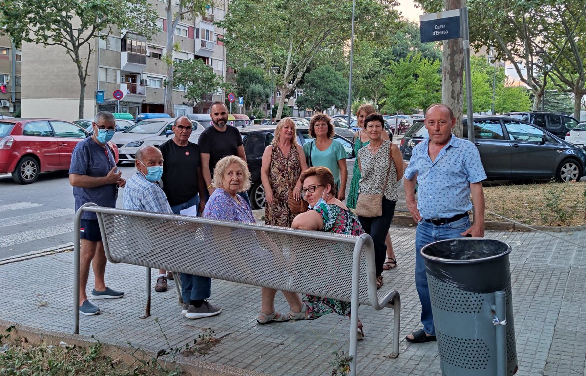 ros_dorian's tweet photo. Avui ha sigut una tarda d'aquestes que acabes esgotat però satisfet. El Nene, company de la comissió de l'amiant i jo, hem fet reunions a totes les CCPP del carrer Ibiza que van col·laborar al mapa de l'amiant.
1/2
#Amiantzero #BadiadelVallès #Badia https://t.co/8inKFXGpV9