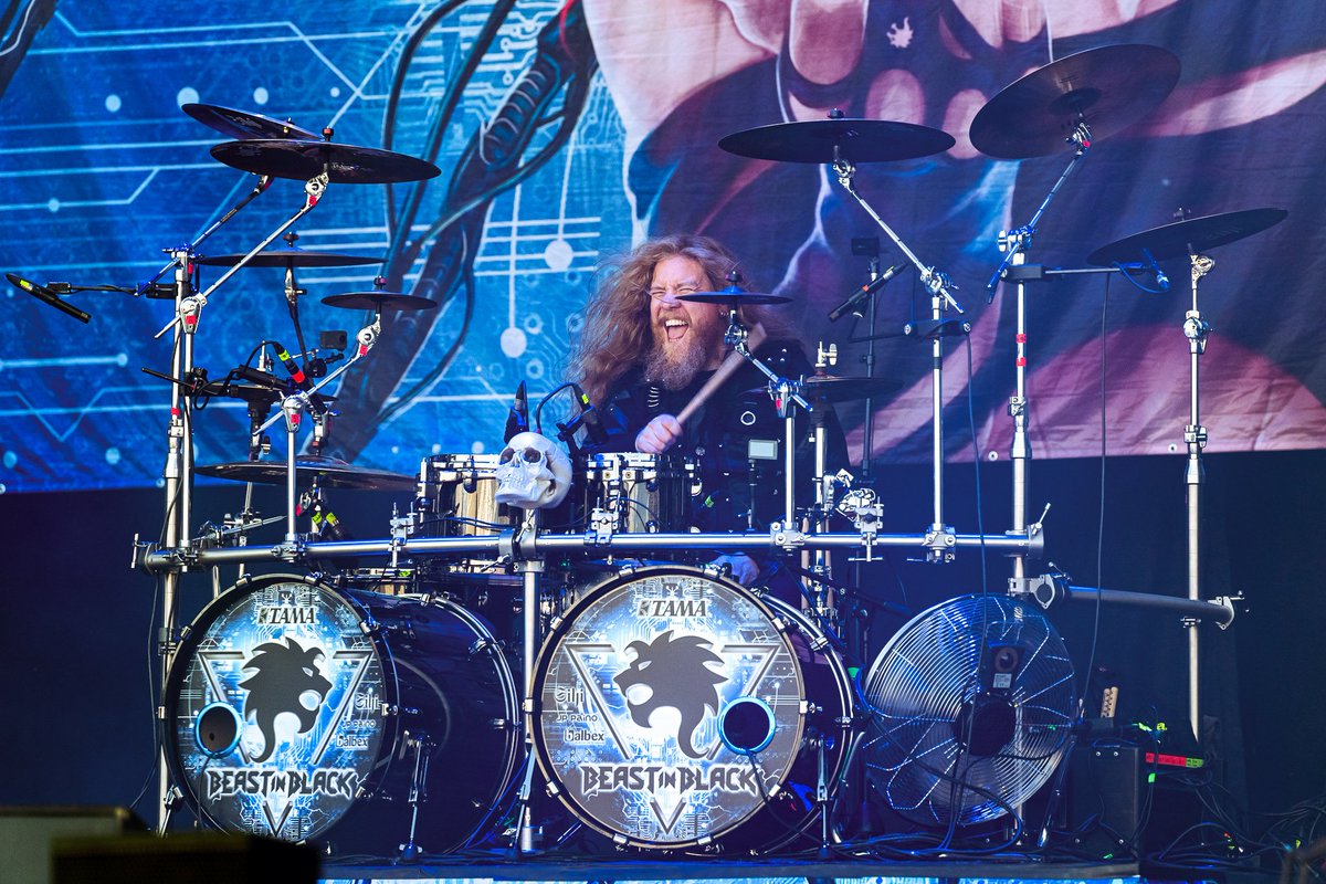 anzelmosm's tweet photo. Making faces since started to make faces! @saunaopenairfi

📸: @hakkisjere

@BIB_band @TAMAofficial @TAMADRUM_Japan @Balbexofficial @KOMPPISORVAAMO @Jppaino

#beastinblack #tama #tamadrums #tamastarclassic #larsulrich #sihi #sihicymbals #balbex #levytukku #saunaopenair2022 #drums https://t.co/XYGyslVB5K