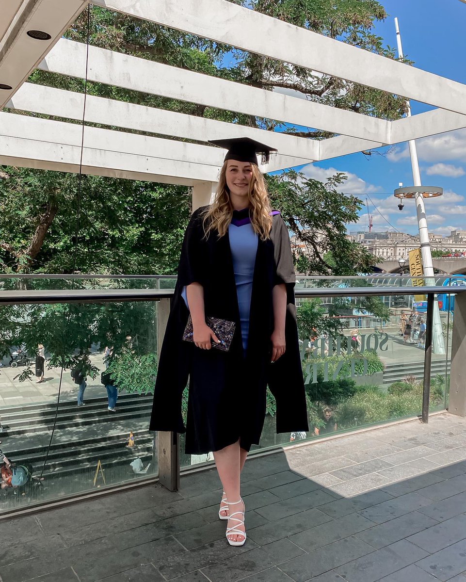 enypens's tweet photo. London is hotter by one degree 🎓🥂 BSc, MA and massively sleep deprived #crushingit #graduation2022 https://t.co/IkescXzvVZ