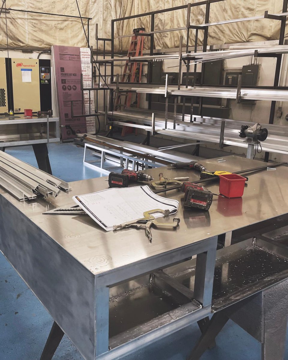 BSCSigns's tweet image. From the shop floor to the installation site. Take a look at this contemporary 15-foot-tall monument sign. We are always ready to take on large projects for our clients.
.
#signshop #signdesigns #signsincolorado #monumentsign #branding #environmentalgraphicdesign