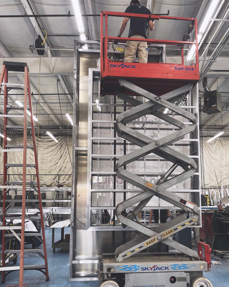 BSCSigns's tweet image. From the shop floor to the installation site. Take a look at this contemporary 15-foot-tall monument sign. We are always ready to take on large projects for our clients.
.
#signshop #signdesigns #signsincolorado #monumentsign #branding #environmentalgraphicdesign