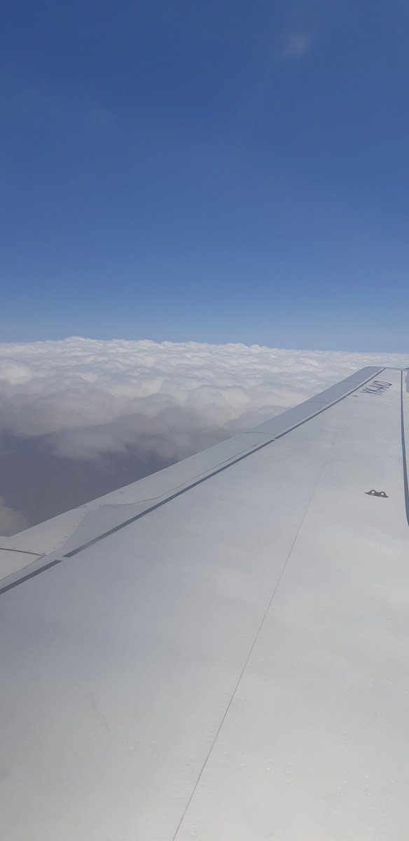 شعور غريب وانت فوق الغيم