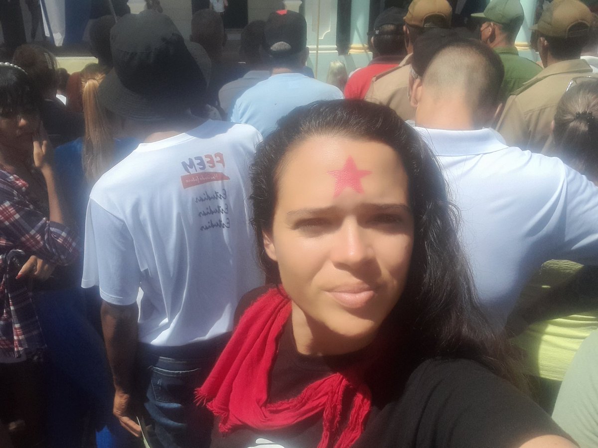Veronica140891's tweet photo. En la frente la estrella que ilumina y mata. En el pecho un Fidel sobre fondo negro para que se vea su luz. 
#YoUsoPañueloRojo 
#UJC 
#NiTantitoAsí https://t.co/bF3DPUb14T