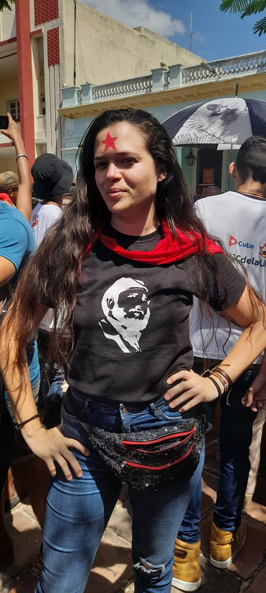 Veronica140891's tweet photo. En la frente la estrella que ilumina y mata. En el pecho un Fidel sobre fondo negro para que se vea su luz. 
#YoUsoPañueloRojo 
#UJC 
#NiTantitoAsí https://t.co/bF3DPUb14T