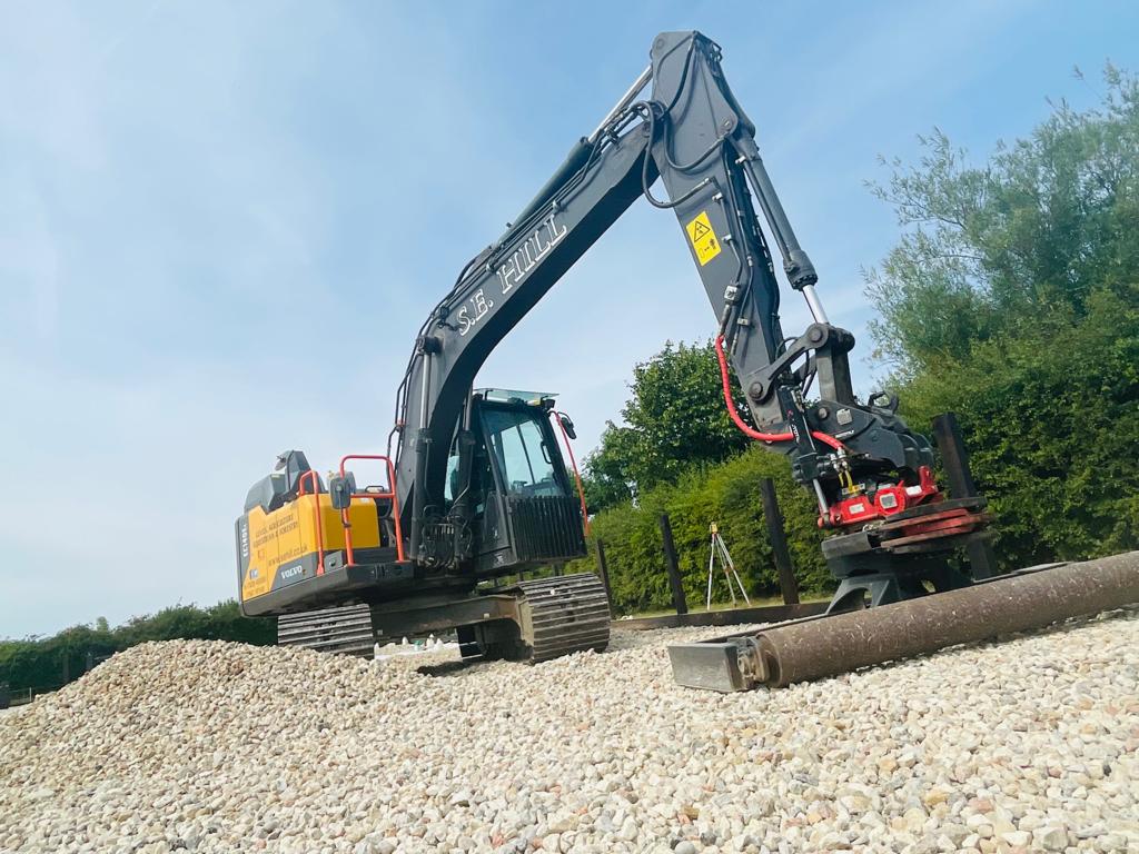 Stevehill450's tweet photo. We're all out levelling stone #sehill #rototilt #idig wam init https://t.co/kBQD3N5jUM