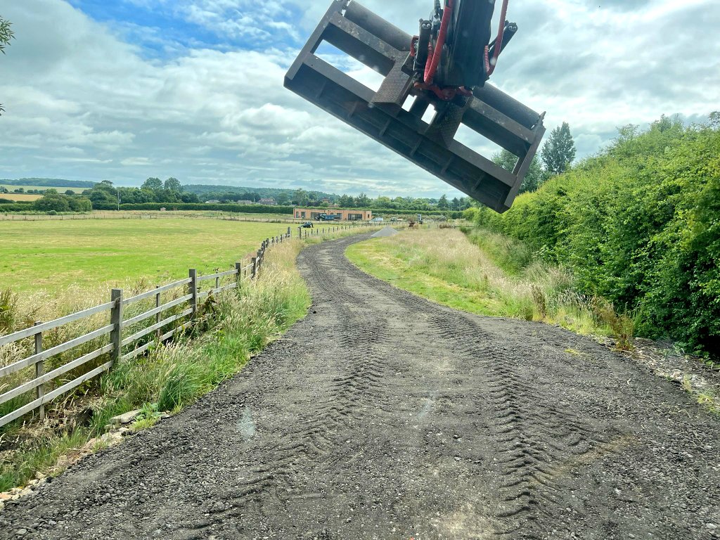 Stevehill450's tweet photo. We're all out levelling stone #sehill #rototilt #idig wam init https://t.co/kBQD3N5jUM