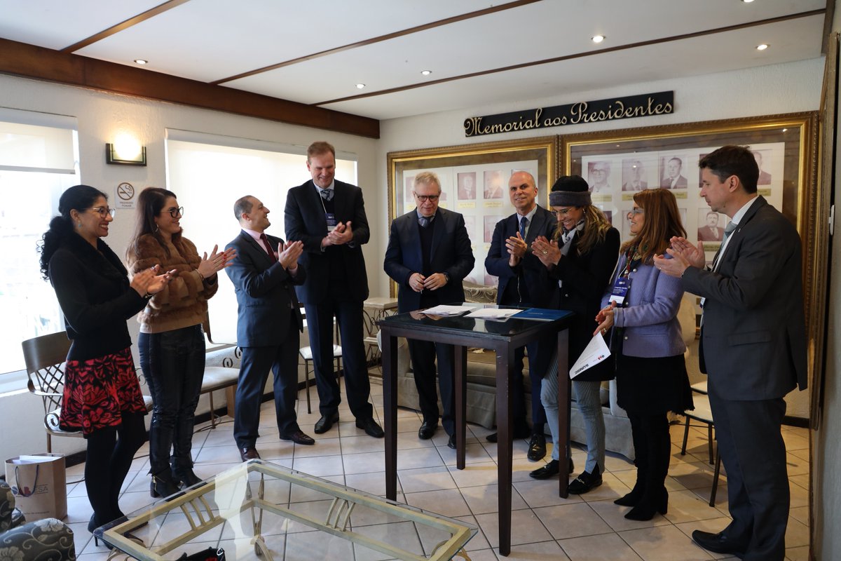 A diretoria da ESA/RS se reuniu com representantes da UNISC para assinar a renovação de convênio de pós-graduação entre as instituições. O encontro permitiu definir os cursos de pós-graduação que serão lançados no segundo semestre de 2022. Confira: bit.ly/3yWcWyt