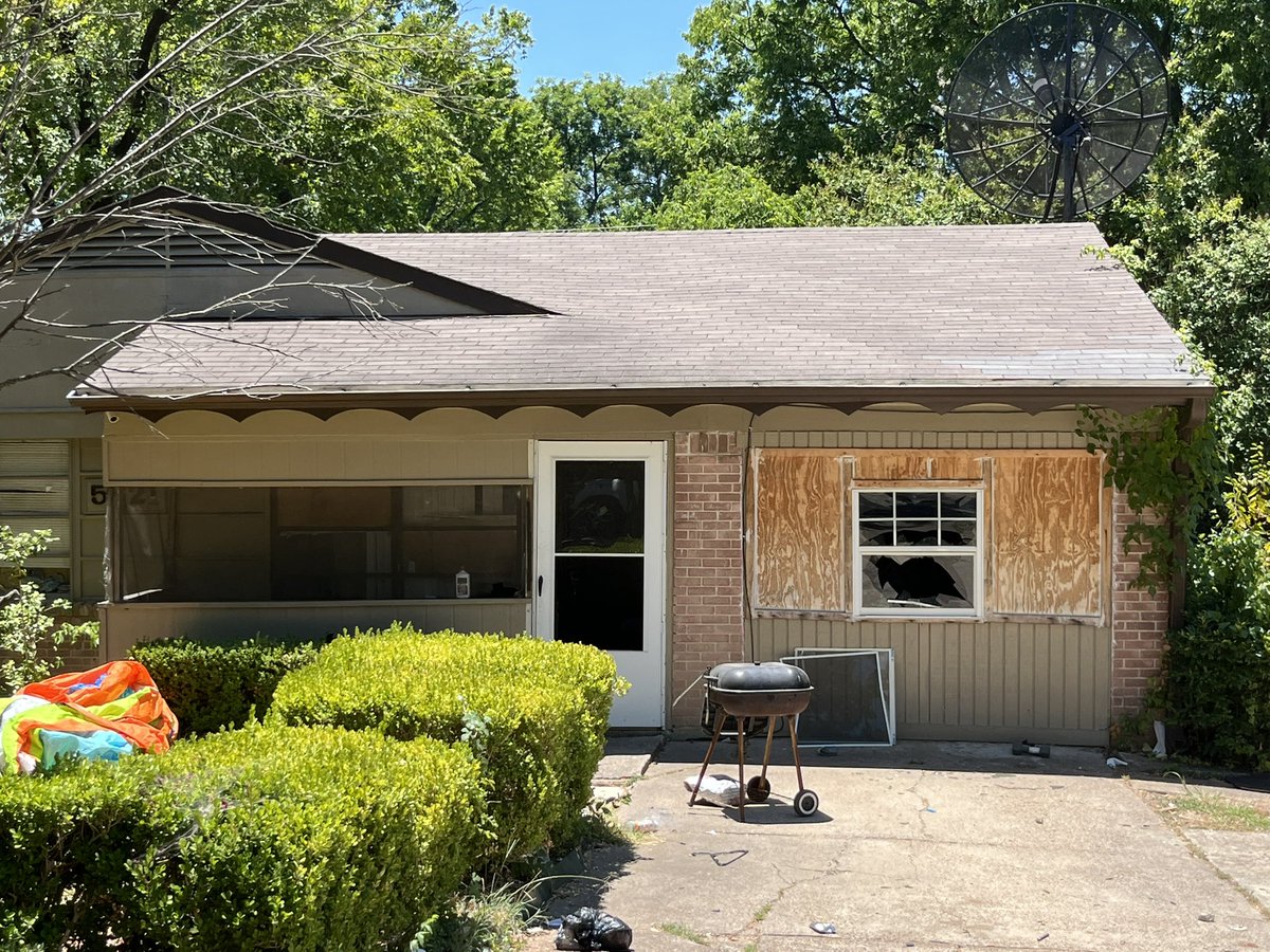 MaliniBasu_'s tweet photo. 4 y/o Lea Freeman died after she was attacked by a dog in Southern Dallas.

Her family says, Lea’s 2 y/o sister was in the room &amp; witnessed everything. 

Neighbors told us, the dogs are aggressive, &amp; have jumped out windows before.

@wfaa https://t.co/CHI523xJmO
