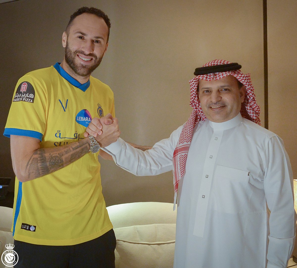 رسميًا ✅
وقع رئيس مجلس إدارة نادي ⁧#النصر⁩ الأستاذ مسلي آل معمر عقدًا مع حارس مرمى المنتخب الكولومبي وقائده، داڤيد اوسبينا 🤩
وذلك في صفقة انتقالٍ حرّ، و بعقد يمتد لسنتين .
متمنين له التوفيق مع ناديه ⁧#العالمي⁩ 💪
⁧#اوسبينا_نصراوي