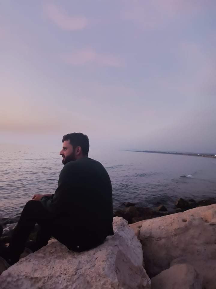 أدر ظهرك عن الضجيج الذي يملأ الارجاء واستمتع باللحظات الهادئة التي تتسم بالمحبة والسلام ✊ فمن لم يحقق سلامه وصفائه الذاتي لم يعرف معنى السعادة ونور الحياة الوهاج🌄