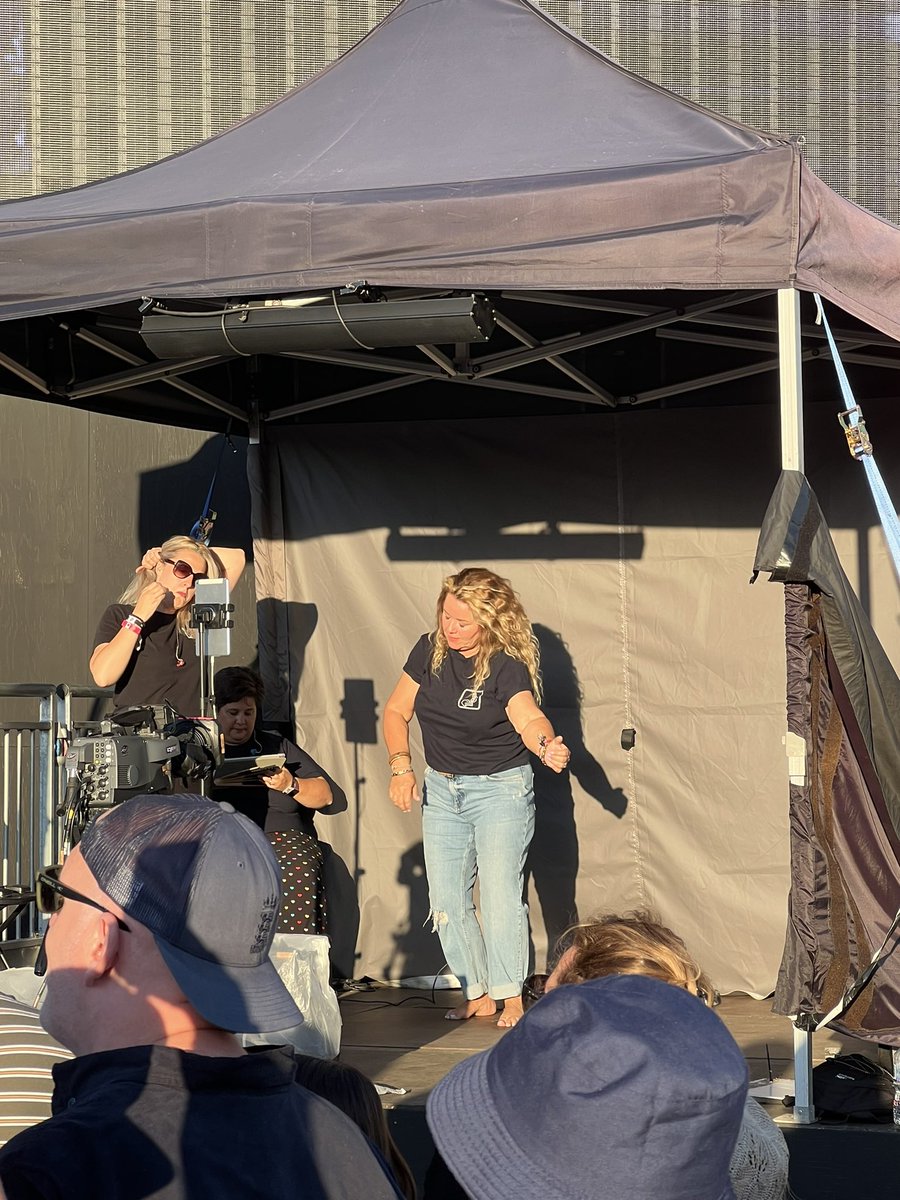 Nobody was having more fun than the #BSL team at Hyde Park 👏🏼🍺🤘🏼<a href="/PearlJam/">Pearl Jam</a> <a href="/PerformInterp/">Performance Interpreting</a> <a href="/Wouldntchangea1/">#wouldntchangeathing</a> #sign #makaton #signlanguage #inclusion