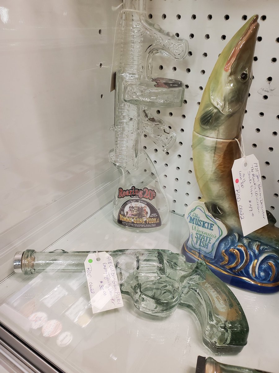 FarmAntiques's tweet photo. What do horse lovers like best about drinking?
De-canters!
#vintagedecanters #glass #ceramics #bareware #decanters #vintage #mancavemonday #collectibles #mancave #seeyouatthefarm #fargofinds https://t.co/2fzq3W62mv