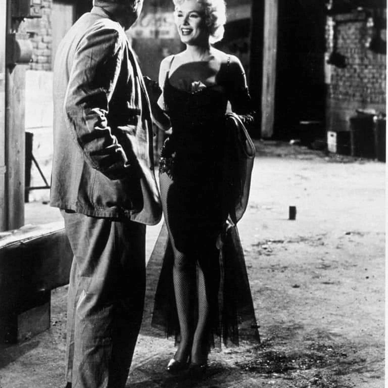Clubpassionmar2's tweet photo. #marilynmonroe #clubpassionmarilyn #1956 #busstop #arretdautobus #joshualogan #joshlogan #logan https://t.co/FyaNNGn511