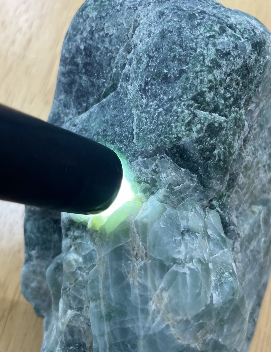 今日のヒスイは、 「緑色の翡翠と角閃石」です😁 同じ様な色合いですが