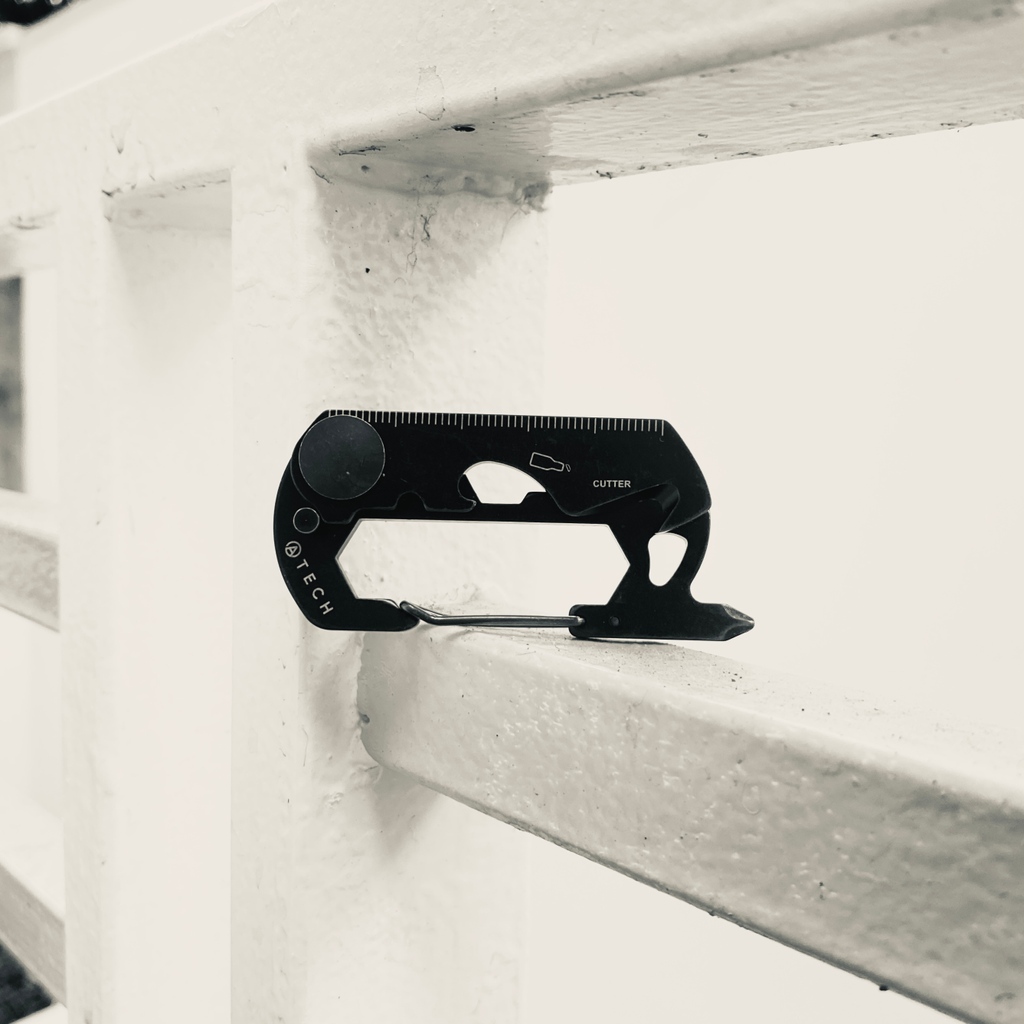 Atechgo's tweet photo. Elegant-looking and functional multitool!

This carabiner features 10 handy functions including a carabiner, box cutter, Philips driver, flathead driver, keychain, hex wrench, wire cutter, ruler, bottle opener, and bicycle tools.

#edc #edcgear #everydaycarry #sanfrancisco https://t.co/yA68qVGNaZ