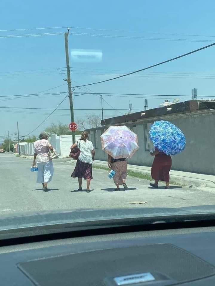 Chocolatna21's tweet photo. Con mis comadres rumbo a la fiesta de colores. Algo tranqui 😎 https://t.co/LaKFnjZciH