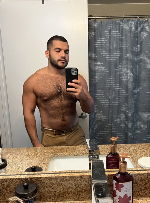 Work without a shirt? 😏 https://t.co/uq22wWWtAR